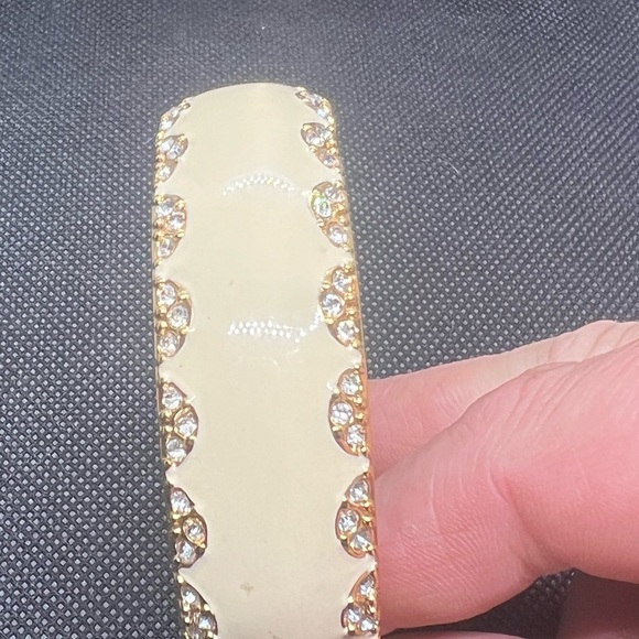 STELLA & DOT SLOAN Cream Rhinestone Enamel Hinged Bangle Bracelet Chunky GoldTon - Picture 13 of 13